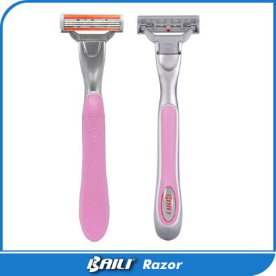 China Changeable blade head Personal care three bladed razor with metal soft ubber handle for sale