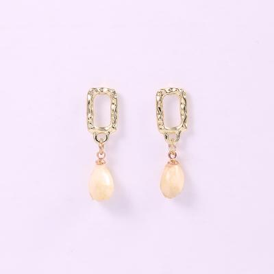 China Vintage Clear Resin Rose Gold Plated Baroque Alloy Vintage Metal Frame Jasmine Earrings For Women for sale