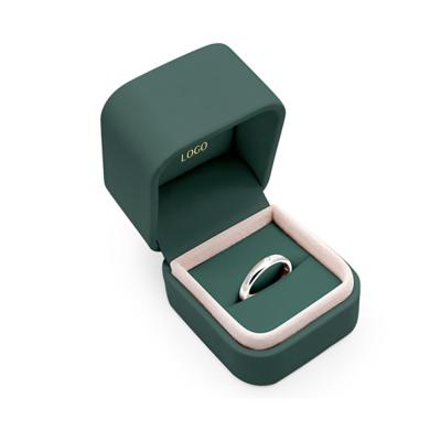 China Luxury Wedding Ring Roll Packaging Newest High End PU Leather Case Ring Box Green Square Jewelry for sale