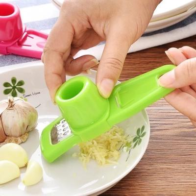 China High Quality Viable Kitchen Accessories Multifunctional Ginger Chopper Garlic Crusher Vegetable Tool Garlic Press for sale