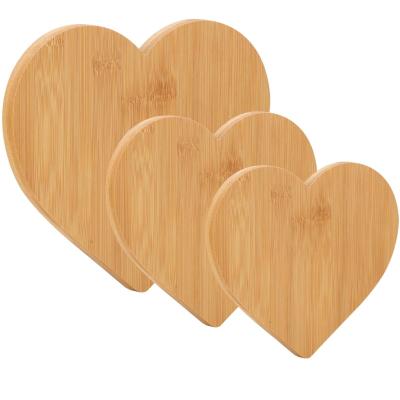 China Tablas de corte de bambú en forma de corazón sostenibles 3 pcs para cocinas profesionales en venta