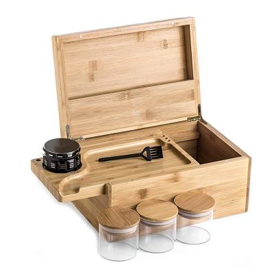 China Conjunto de caja de almacenamiento de bambú con molinilla de hierbas, tarro de almacenamiento, bandeja de rodadura y bastón de herramientas de empuje en venta