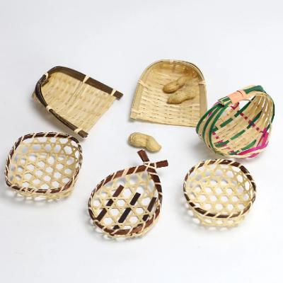 中国 Wholesale Viable Natural Handmade Mini Bamboo Woven Fruit Basket Home Storage Kitchen Tray Bridesmaid Basket 販売のため