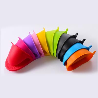 China Modern Anti-hot Food Grade Silicone Bowl Folder Kitchen Heat Insulation Take Dish Folder Baking Oven Hand Clip for sale