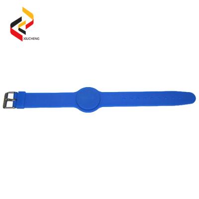 China Manufacturer custom adjustable programmable smooth NFC chip cashless payment silicone RFID bracelet for sale