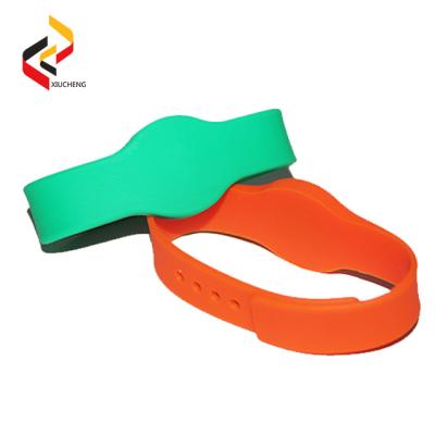 China Adjustable passive Free RFID wristband price silicone RFID wristband / bracelet NXP Mifare 1K waterproof smart RFID band for sale