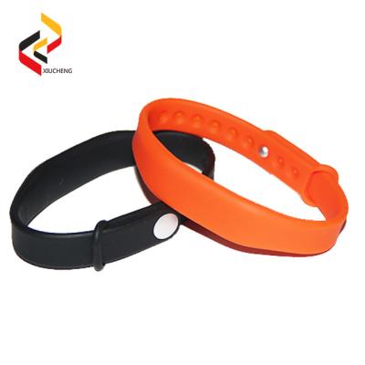 China High quality friendship bracelets Silicone RFID NXP Ultralight EV1 Rewritable RFID bracelet for swimming pool for sale