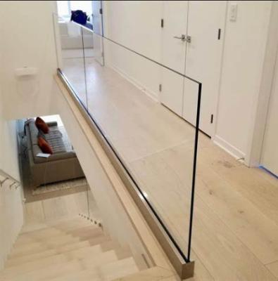 China Op maat gemaakte glazen balustrade 8 mm, 10 mm, 12 mm Aluminium U-kanaalsysteem Te koop