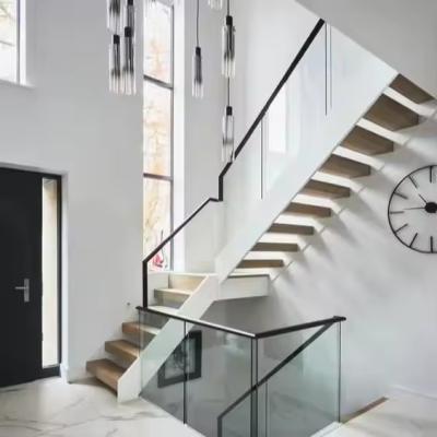 Chine Escalier flottant en fer et en acier à l' intérieur moderne, avec une rampe en bois et une balustrade en verre, pour les commerces et les appartements à vendre
