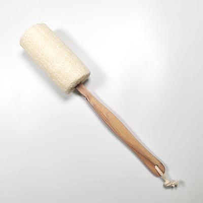 China 100% Stocked Natural Loofah Bath Sweep Long Handle Body Shower Cleaning Brush Wood Back Brush Scrubber for sale