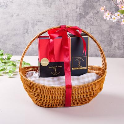 China Sustainable Hot Selling S M L Plastic Picnic Woven Gift Amazon Basket With Handle And Cloth Lining Cloth Cover for sale