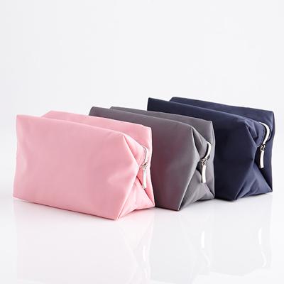 China Fashion Twill Nylon Cosmetic Bag Waterproof Travel Towel Embroidery Patches Logo Small Makeup Bags for sale