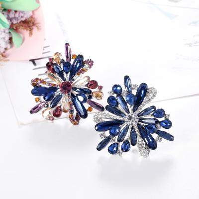 China ALLOY High Quality Women Charm Crystal Delicate Vintage Rhinestone Brooches for sale