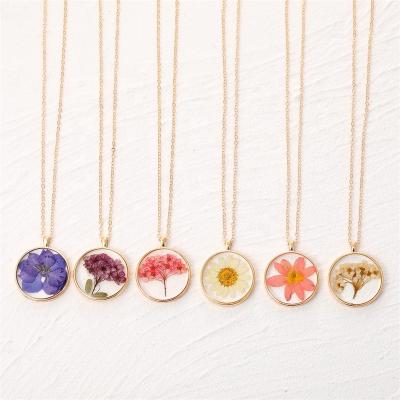 China TRENDY Simple European Immortal Dangling Creative Round Resin Flower Chain Clavicle Flower Fashion Dry Flower Necklace of Retro Jewelry for sale