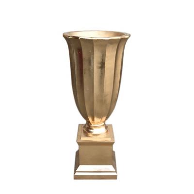 China Modern factory manufacturing various decorative fiberglass modern gold to wedding decor flower vase for sale