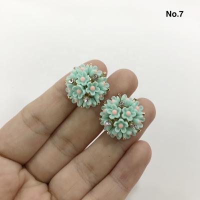 China Beautiful Viable Flower Crystal Flat Rhinestones Button Design Resin For Wedding Decoration Buttons for sale