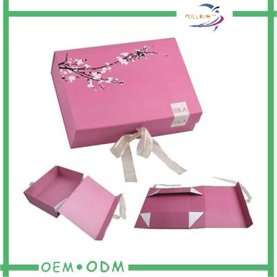 China Caja de regalo decorativa del plegamiento de regalo de las cajas del papel magnético plano de la textura con la cinta en venta