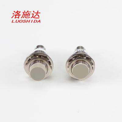 China Corpo mais curto indutivo cilíndrico do fio M18 da C.C. 3 do sensor de proximidade 10-30VDC do tubo do metal com M12 4 Pin Plug à venda