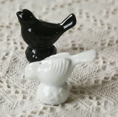 China Sustainable Wholesale Wedding Favors Personalized Bird Shaped Porcelain Salt And Pepper Shaker for sale