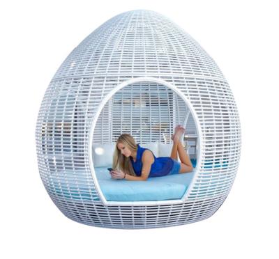 China Modern Factory Wholesale PE Rattan Egg Shaped Extending Bed for Vacation Beach /Village Pool/Sea for sale