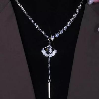 China 2022 new fashion light luxury female collarbone chain sweater chain Europe and America female leaf jewelry for sale