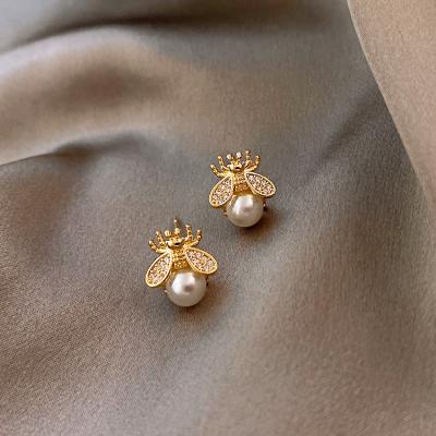 China New Cute Korean Honey Bee Pearl Earrings Fashion Small Earrings Ladies Elegant Jewelry for sale