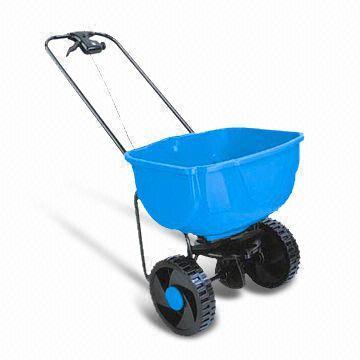 China Easy Mobile Salt Fertilizer Spreader Manual Tow Behind Seed Spreader Grass Seed Spreader for sale