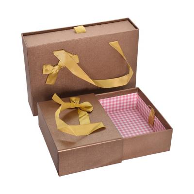 China Large Recycled Paper Cardboard Gift Box Packaging With Handle for sale