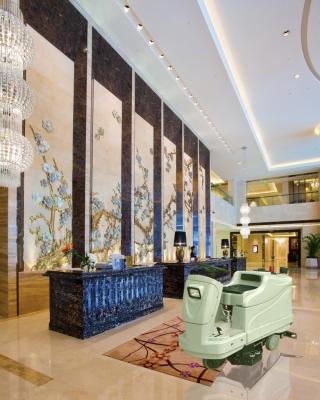 China Commerial Ride-On Battery Floor Scrubber Dryer For Hotel / Building for sale