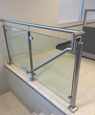 China Minimalist Mirror Brushed 316 Stainless Steel Fixing Glass Railing To Floor With Tempered Glass And Pipe Railing for sale