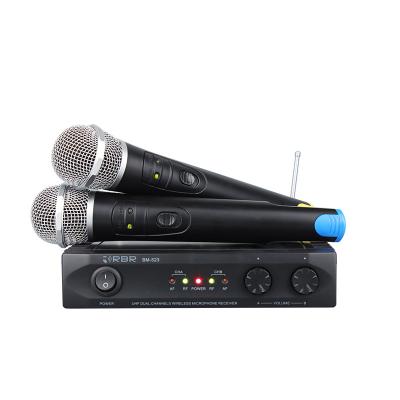 China Hot Selling Premium Plastic bm523 Dual Channels UHF Plastic Professional Wireless Microphone for sale