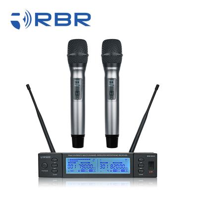 China Automatic Wireless Microphone Channel 4 Channel Handheld Microphone System Digital Handheld Driver Technology 100 Meter 36*35*8cm Cardioid BM-8822 CE/FCC for sale