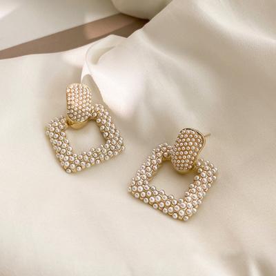 China FASHIONABLE Luxury Drop Earrings Women Designer Jewelry Geometric Statement Vintage Pearl Metal Square Earrings for sale