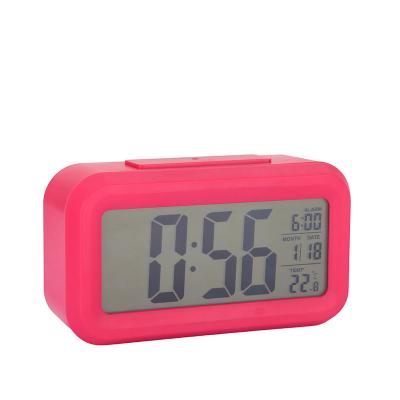 China Class 2022 Hot Selling Evertop Light Sensor Digital LCD Desktop Table Smart Alarm Clock for sale