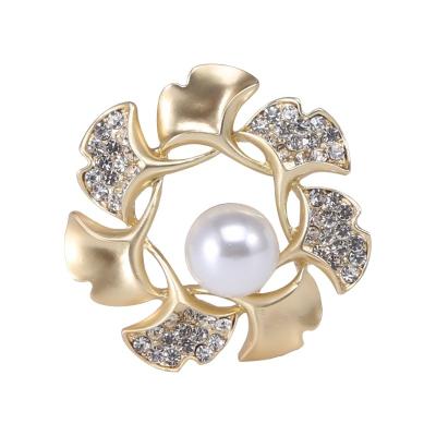 China Environmental Friendly Matte Crystal Brooches Gold Pearl Brooches Women Brooches For Jewelry Accessories for sale