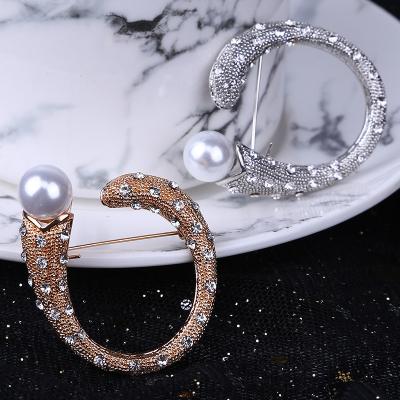 China Environmental Friendly European And America Rhinestone Brooches Crystal Pearl Brooch Fashion Women Jewelry for sale