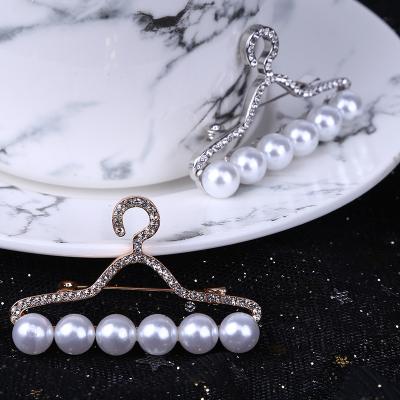 China Crystal Tassel Rhinestone Hanger Brooches Environmental Friendly For Women Bead Brooch Pin Flower Gold Silver Color for sale