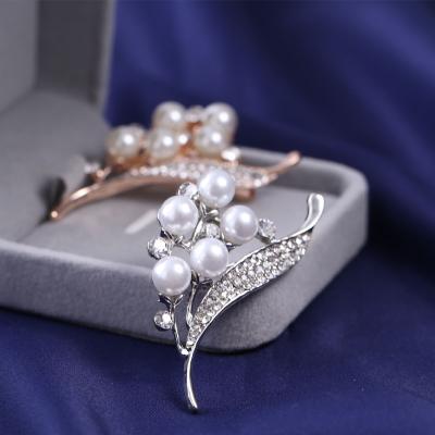 China Pearl Plant Brooch Flower Environmental Friendly Elegant Brooch Pins Rhinestone Women Wedding Bridal Party Jewelry for sale