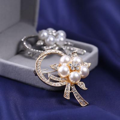 China Environmental Friendly Fashion Rhinestone Pearl Brooch Gold Silver Color Pearl Brooches Pins For Wedding Clothing Dress Accessories for sale