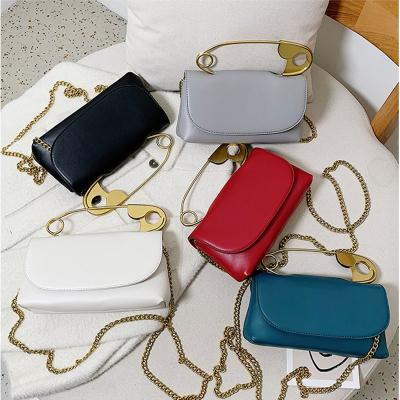 China Fashion Designer Paperclip Shape Handle Chains Wave Women Purse Handbags Cross - Body Bag for sale