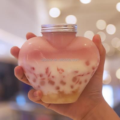 China Stocked Bottle 450ml Disposable Plastic Bottles For Water Juice Love Heart Shape PET Beverage Bottle Cup for sale