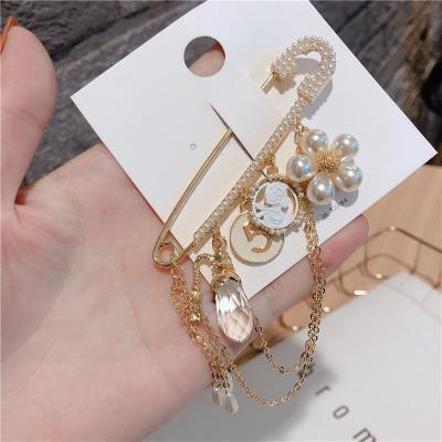 China Fashionable Original Jewelry Brooch C&J Design Pearl Flower Letter Tassel Rhinestone Brooch for sale