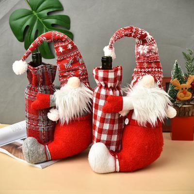 China GL-181 New Arrival Fashionable Santa Gnome Holding Merry Wine Bottle Cover Christmas Party Decoration Supplies for sale