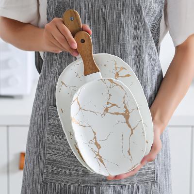 China Sustainable Hotel Food Serving Dinner Dishes / Round Custom Ceramic Marble Serving Tray With Wooden Handle for sale