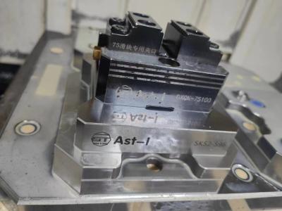 China DXQ-75100 Self Centering Vise 60Nm Quick Exchange With Customized Jaws for sale