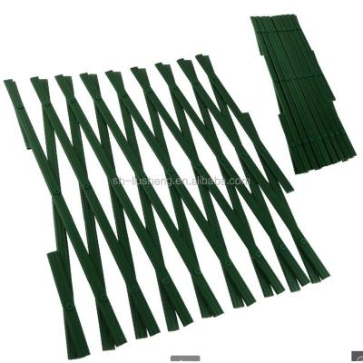 China Popular 1x4m green brown white bamboo wood color easily assembled plastic lattice fence for garden patio for sale