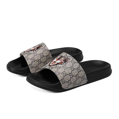 China New Designed Embossed Slides Sandals Slippers High Quality Custom Made Anti-Slippery Men's Slippers Shoes Slides à venda