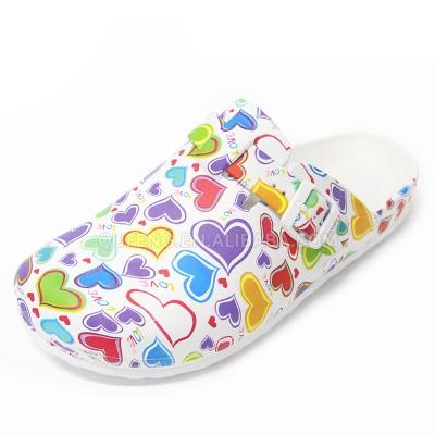 Chine 2021 new model design waterproof hot selling heart printing men's soft shoes garden medical clogs à vendre