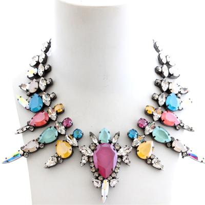 China Fashionable multi-colored yellow crystal embellished necklace IN THE FASHION of crystal, peony, mint, blue and candy. The collar can be adjusted with Th for sale