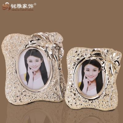 China Europe Home Decoration Accessories Shape Gifts Opens Resin Photo Frame for sale